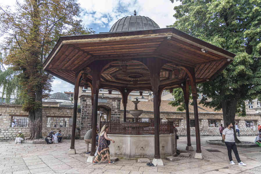 Bosnia y Herzegovina - Sarajevo 26 - mezquita de Gazi Husrev-beg